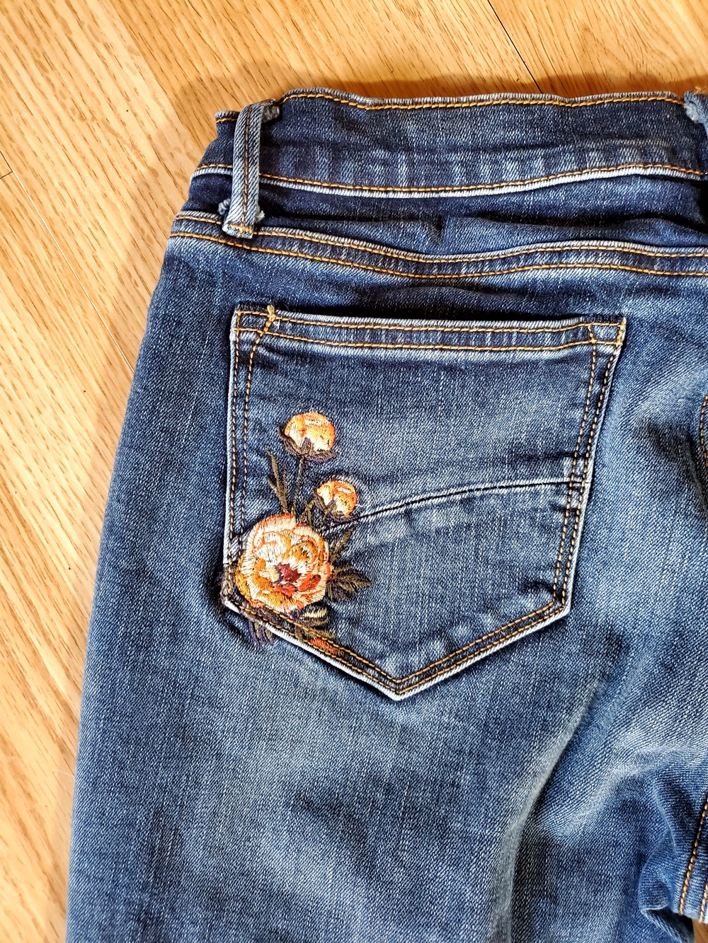 DRIFTWOOD Isabel Floral Embroiderd Light Flare Jeans Size 30 - Picture 6 of 11